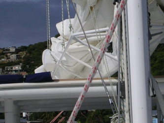 Voiles affal&eacute;es d`un catamaran