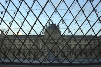 Le Louvre &agrave; travers la Pyramide