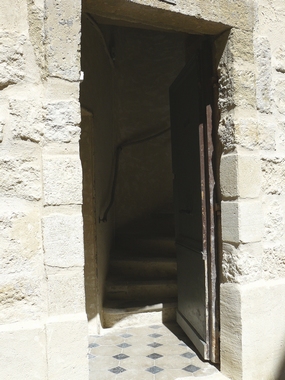 Uz&egrave;s 10