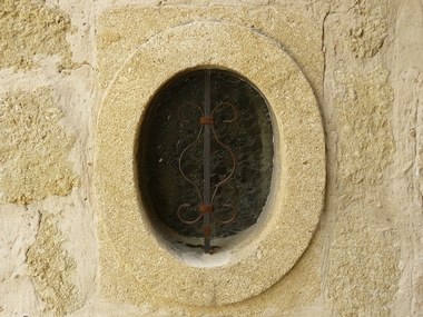Uz&egrave;s 18