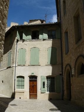Uz&egrave;s 20