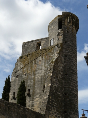 Uz&egrave;s 21