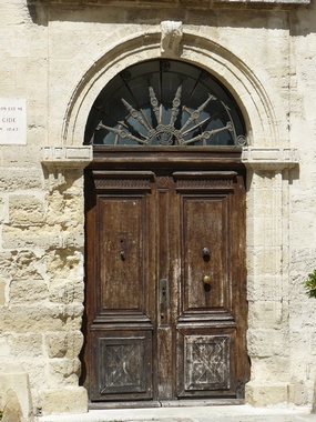 Uz&egrave;s 23